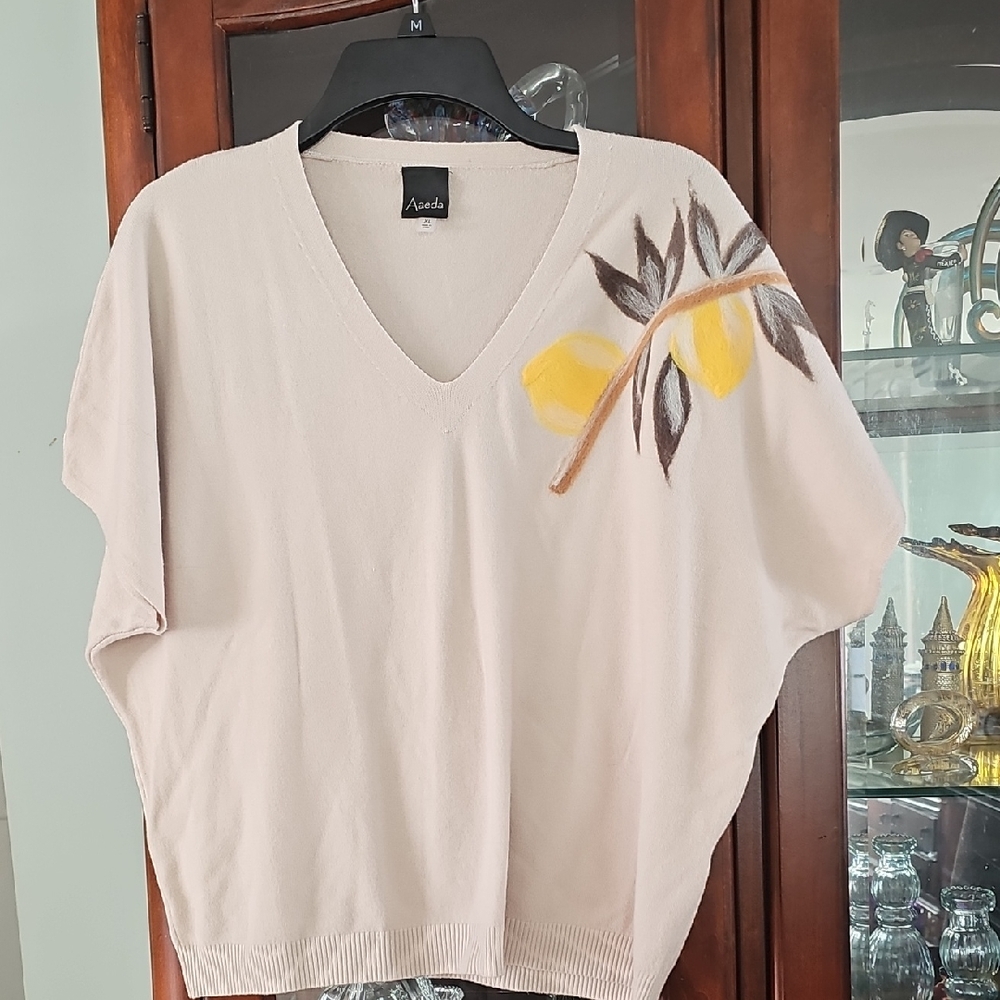 Aveda Women's Cream V-Neck Top with Yellow Leaf Design Sweater Xl